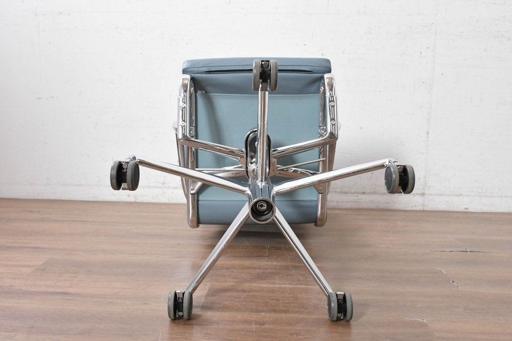 中古　超美品!!　使用感ほぼなし　Cassina ixc.(カッシーナ・イクスシー)　Alias(アリアス)　Alberto Meda(アルベルト・メダ)デザイン　本革(レザー)　快適な座り心地を両立したキャスタースウィベルアームチェア　定価約72万円　(R-090653)