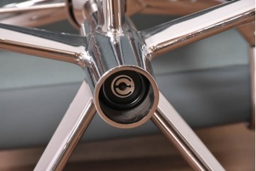 中古　超美品!!　使用感ほぼなし　Cassina ixc.(カッシーナ・イクスシー)　Alias(アリアス)　Alberto Meda(アルベルト・メダ)デザイン　本革(レザー)　快適な座り心地を両立したキャスタースウィベルアームチェア　定価約72万円　(R-090653)
