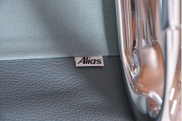 中古　超美品!!　使用感ほぼなし　Cassina ixc.(カッシーナ・イクスシー)　Alias(アリアス)　Alberto Meda(アルベルト・メダ)デザイン　本革(レザー)　快適な座り心地を両立したキャスタースウィベルアームチェア　定価約72万円　(R-090653)