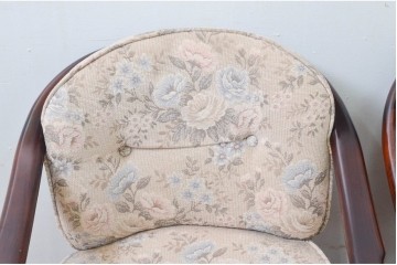 中古　カリモク家具(karimoku)　コロニアルシリーズ　キャスター付きダイニングアームチェア　定価約8万円　(R-090654)