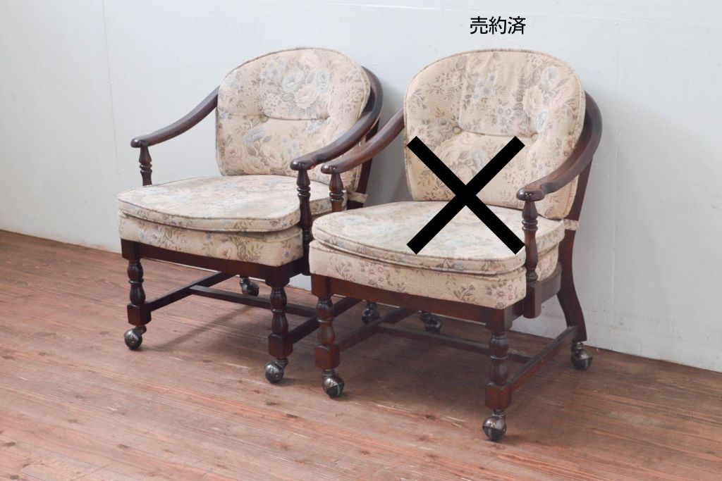 中古　カリモク家具(karimoku)　コロニアルシリーズ　キャスター付きダイニングアームチェア　定価約8万円　(R-090654)