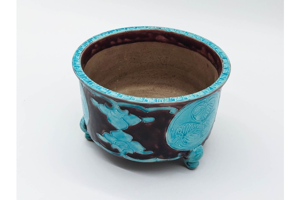 時代物　偕楽園製　紀州御庭焼　葵紋が目を引く三つ足植木鉢　(R-090655)