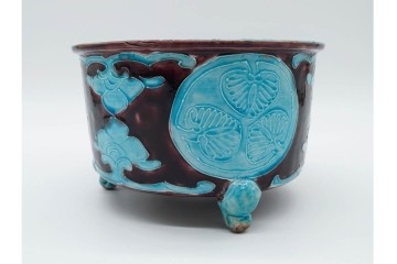 時代物　偕楽園製　紀州御庭焼　葵紋が目を引く三つ足植木鉢　(R-090655)