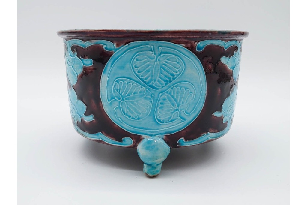 時代物　偕楽園製　紀州御庭焼　葵紋が目を引く三つ足植木鉢　(R-090655)