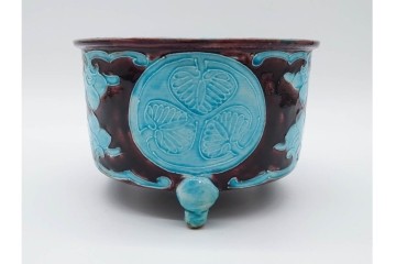 時代物　偕楽園製　紀州御庭焼　葵紋が目を引く三つ足植木鉢　(R-090655)
