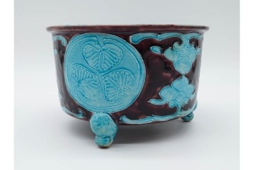 時代物　偕楽園製　紀州御庭焼　葵紋が目を引く三つ足植木鉢　(R-090655)