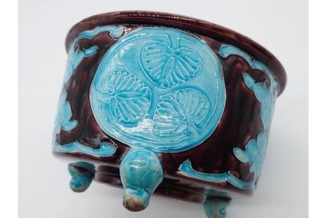 時代物　偕楽園製　紀州御庭焼　葵紋が目を引く三つ足植木鉢　(R-090655)