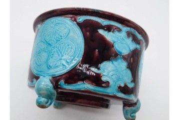 時代物　偕楽園製　紀州御庭焼　葵紋が目を引く三つ足植木鉢　(R-090655)