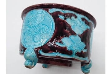 時代物　偕楽園製　紀州御庭焼　葵紋が目を引く三つ足植木鉢　(R-090655)