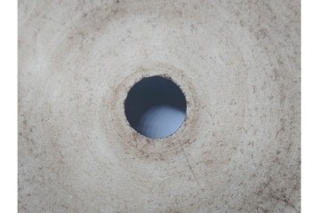時代物　偕楽園製　紀州御庭焼　葵紋が目を引く三つ足植木鉢　(R-090655)