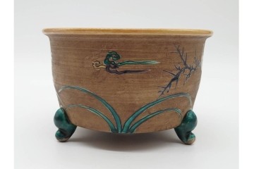 時代物　角福　色絵　花鳥図が華やかな三つ足植木鉢　(R-090656)