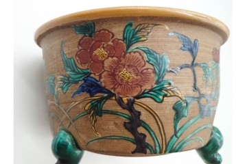 時代物　角福　色絵　花鳥図が華やかな三つ足植木鉢　(R-090656)