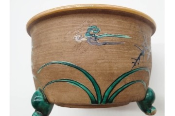時代物　角福　色絵　花鳥図が華やかな三つ足植木鉢　(R-090656)