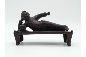 中国　古玩　古銅　寝そべる唐人の文鎮　(R-090659)