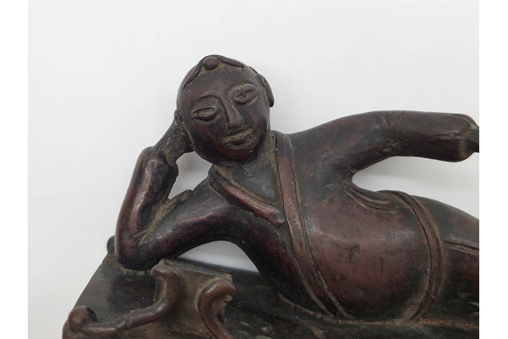 中国　古玩　古銅　寝そべる唐人の文鎮　(R-090659)