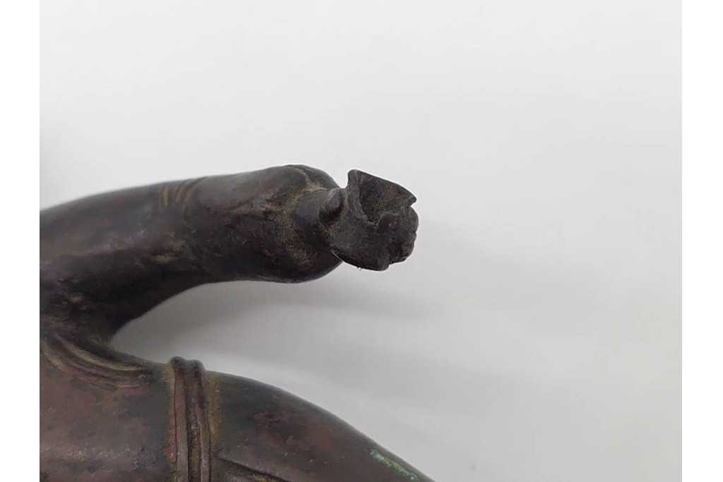 中国　古玩　古銅　寝そべる唐人の文鎮　(R-090659)