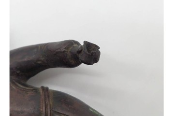 中国　古玩　古銅　寝そべる唐人の文鎮　(R-090659)