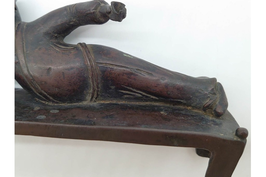 中国　古玩　古銅　寝そべる唐人の文鎮　(R-090659)