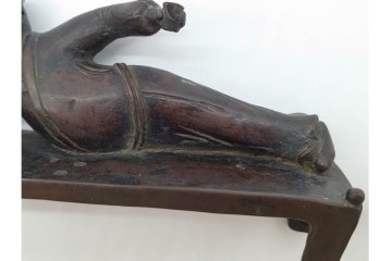 中国　古玩　古銅　寝そべる唐人の文鎮　(R-090659)