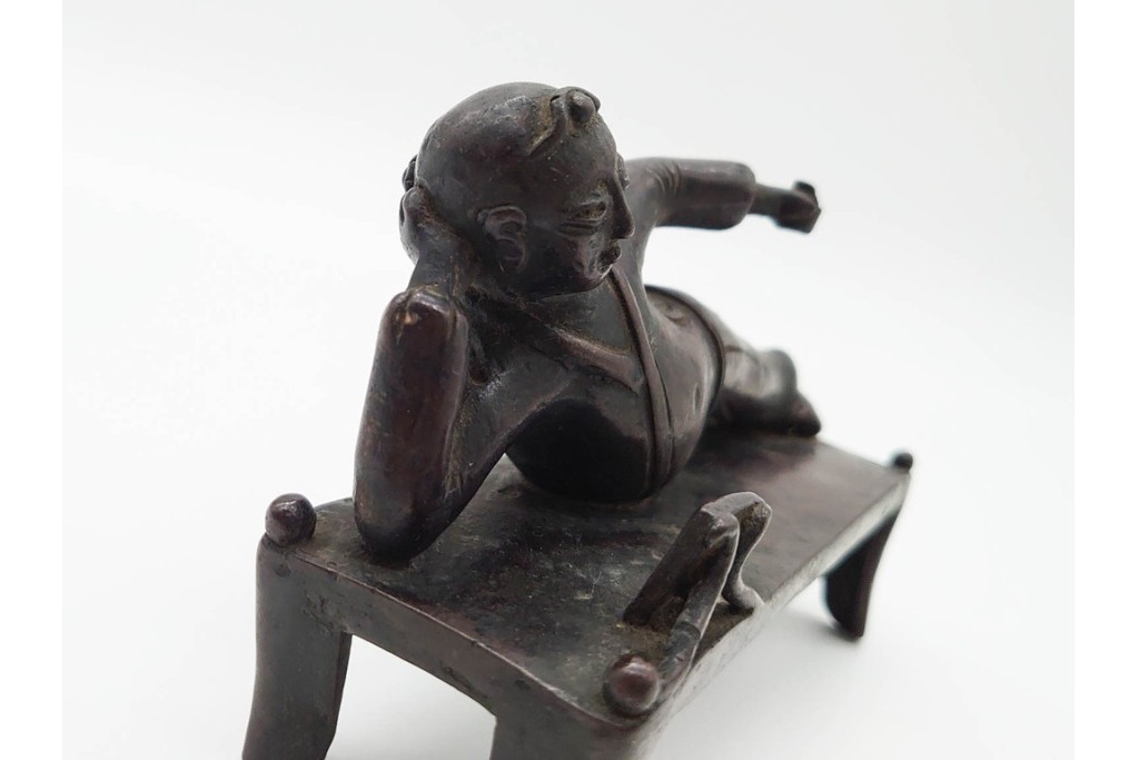 中国　古玩　古銅　寝そべる唐人の文鎮　(R-090659)