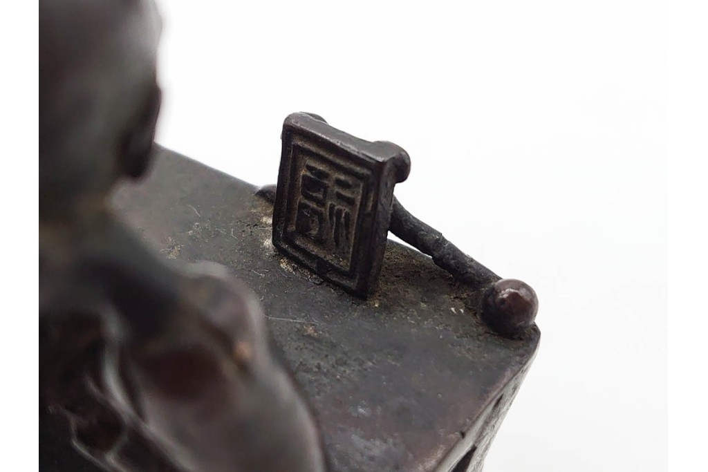 中国　古玩　古銅　寝そべる唐人の文鎮　(R-090659)