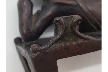中国　古玩　古銅　寝そべる唐人の文鎮　(R-090659)