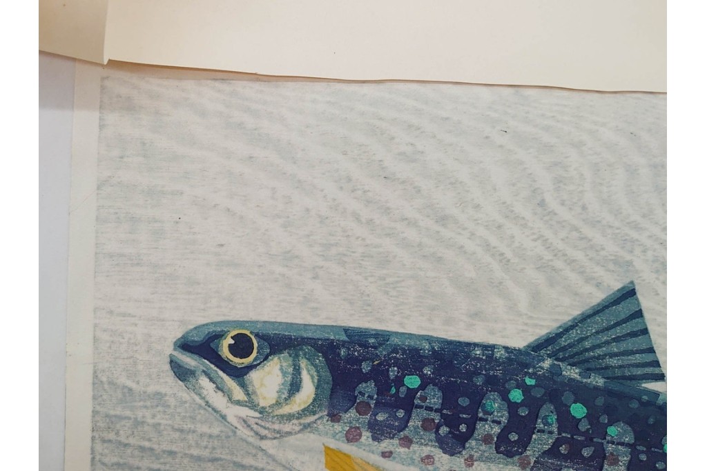 真作　昭和36年9月　加藤八洲　新刻　「遡る岩魚」　8/100　岩魚を大胆に描いた木版画　台紙付き　(R-090667)