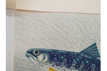 真作　昭和36年9月　加藤八洲　新刻　「遡る岩魚」　8/100　岩魚を大胆に描いた木版画　台紙付き　(R-090667)