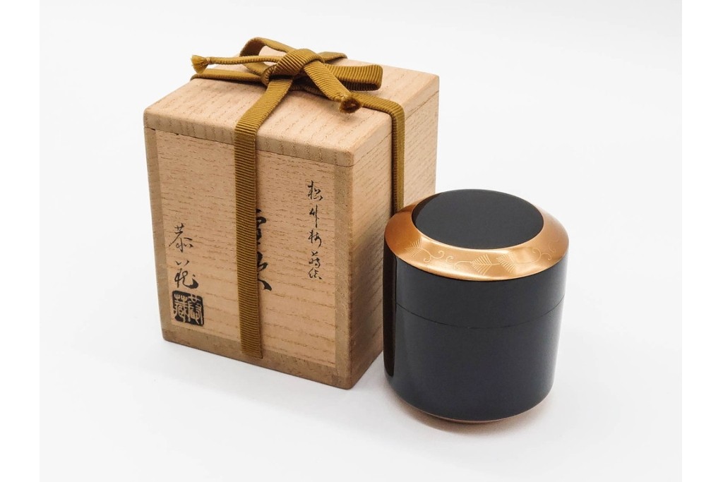 中村恭蔵　「雪吹」　松竹梅蒔絵が上品な棗　共箱付き　(R-090672)