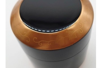 中村恭蔵　「雪吹」　松竹梅蒔絵が上品な棗　共箱付き　(R-090672)