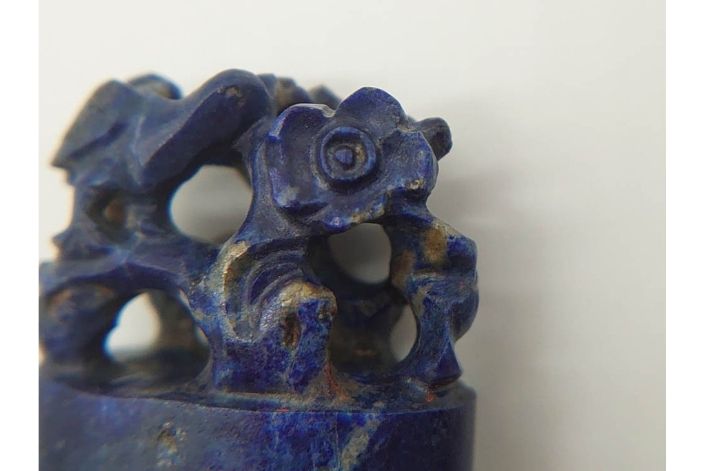 篆刻家 河西笛洲　おそらく青金石(ラピスラズリ)　花鳥の彫刻が目を引く印材　(R-090675)