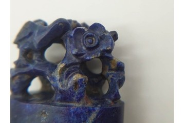 篆刻家 河西笛洲　おそらく青金石(ラピスラズリ)　花鳥の彫刻が目を引く印材　(R-090675)