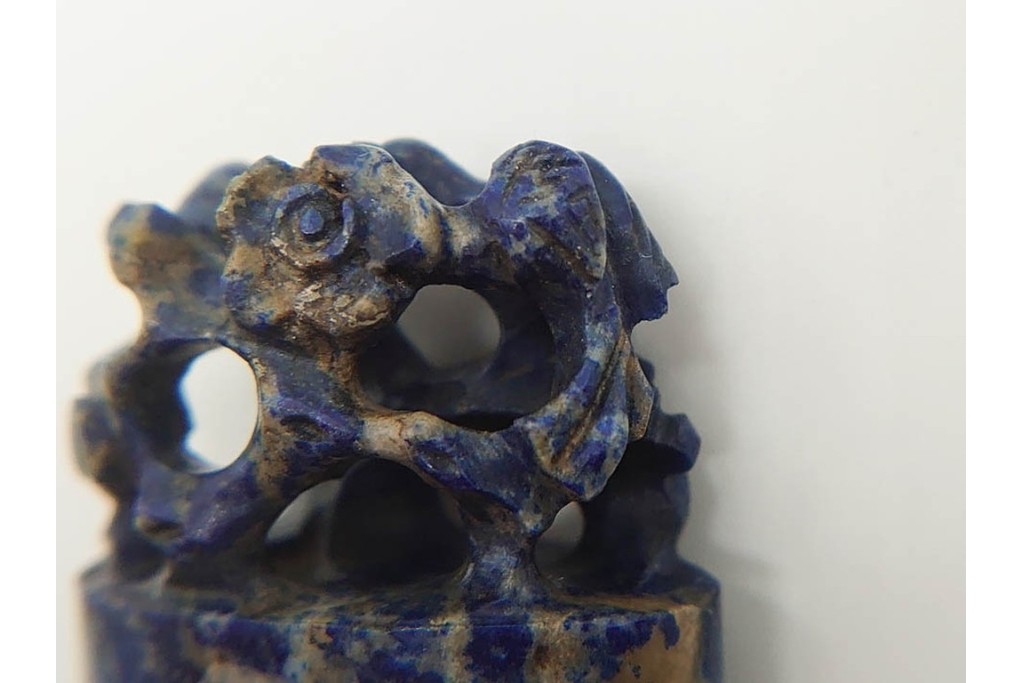篆刻家 河西笛洲　おそらく青金石(ラピスラズリ)　花鳥の彫刻が目を引く印材　(R-090675)