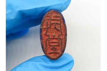 篆刻家 河西笛洲　おそらく青金石(ラピスラズリ)　花鳥の彫刻が目を引く印材　(R-090675)