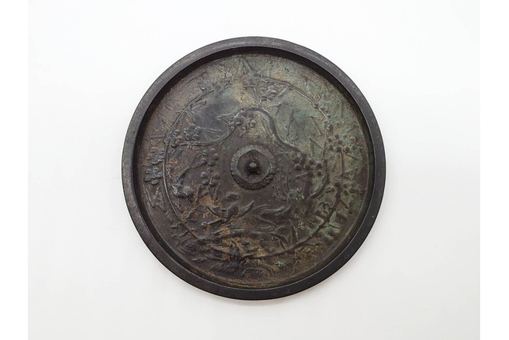 鎌倉時代　古鏡(和鏡)　直径約11cm　重さ約208.5g　風雅な意匠の梅樹鳥文鏡　(R-090681)