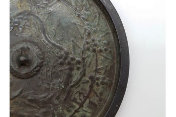 鎌倉時代　古鏡(和鏡)　直径約11cm　重さ約208.5g　風雅な意匠の梅樹鳥文鏡　(R-090681)