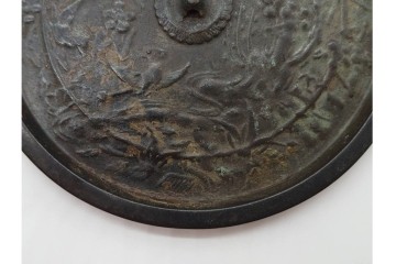 鎌倉時代　古鏡(和鏡)　直径約11cm　重さ約208.5g　風雅な意匠の梅樹鳥文鏡　(R-090681)