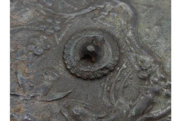 鎌倉時代　古鏡(和鏡)　直径約11cm　重さ約208.5g　風雅な意匠の梅樹鳥文鏡　(R-090681)
