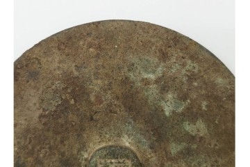 中国　古玩　「薛仰峯造」の銘あり　古銅製　直径約10cm　重さ約286g　端正な造形と銘入りの鈕が趣深い古鏡　(R-090682)