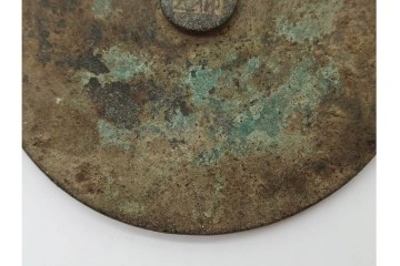 中国　古玩　「薛仰峯造」の銘あり　古銅製　直径約10cm　重さ約286g　端正な造形と銘入りの鈕が趣深い古鏡　(R-090682)