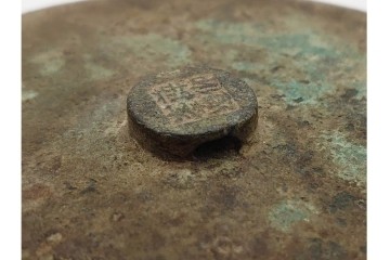 中国　古玩　「薛仰峯造」の銘あり　古銅製　直径約10cm　重さ約286g　端正な造形と銘入りの鈕が趣深い古鏡　(R-090682)