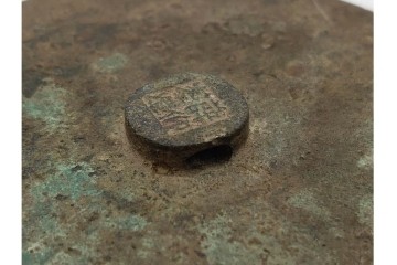 中国　古玩　「薛仰峯造」の銘あり　古銅製　直径約10cm　重さ約286g　端正な造形と銘入りの鈕が趣深い古鏡　(R-090682)