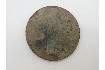 中国　古玩　「薛仰峯造」の銘あり　古銅製　直径約10cm　重さ約286g　端正な造形と銘入りの鈕が趣深い古鏡　(R-090682)