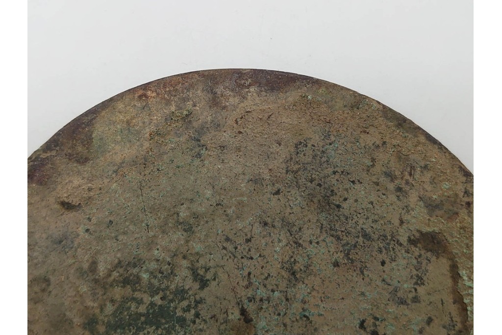 中国　古玩　「薛仰峯造」の銘あり　古銅製　直径約10cm　重さ約286g　端正な造形と銘入りの鈕が趣深い古鏡　(R-090682)