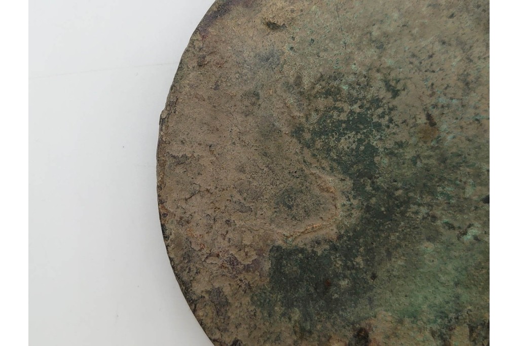 中国　古玩　「薛仰峯造」の銘あり　古銅製　直径約10cm　重さ約286g　端正な造形と銘入りの鈕が趣深い古鏡　(R-090682)