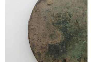中国　古玩　「薛仰峯造」の銘あり　古銅製　直径約10cm　重さ約286g　端正な造形と銘入りの鈕が趣深い古鏡　(R-090682)