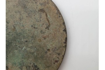 中国　古玩　「薛仰峯造」の銘あり　古銅製　直径約10cm　重さ約286g　端正な造形と銘入りの鈕が趣深い古鏡　(R-090682)