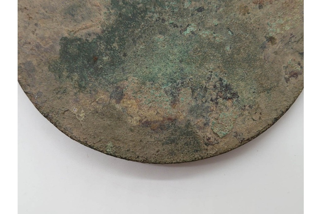 中国　古玩　「薛仰峯造」の銘あり　古銅製　直径約10cm　重さ約286g　端正な造形と銘入りの鈕が趣深い古鏡　(R-090682)