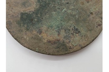 中国　古玩　「薛仰峯造」の銘あり　古銅製　直径約10cm　重さ約286g　端正な造形と銘入りの鈕が趣深い古鏡　(R-090682)