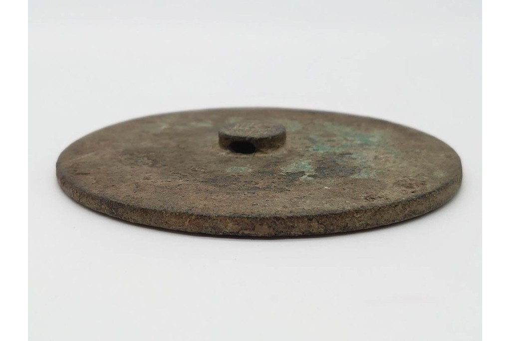 中国　古玩　「薛仰峯造」の銘あり　古銅製　直径約10cm　重さ約286g　端正な造形と銘入りの鈕が趣深い古鏡　(R-090682)